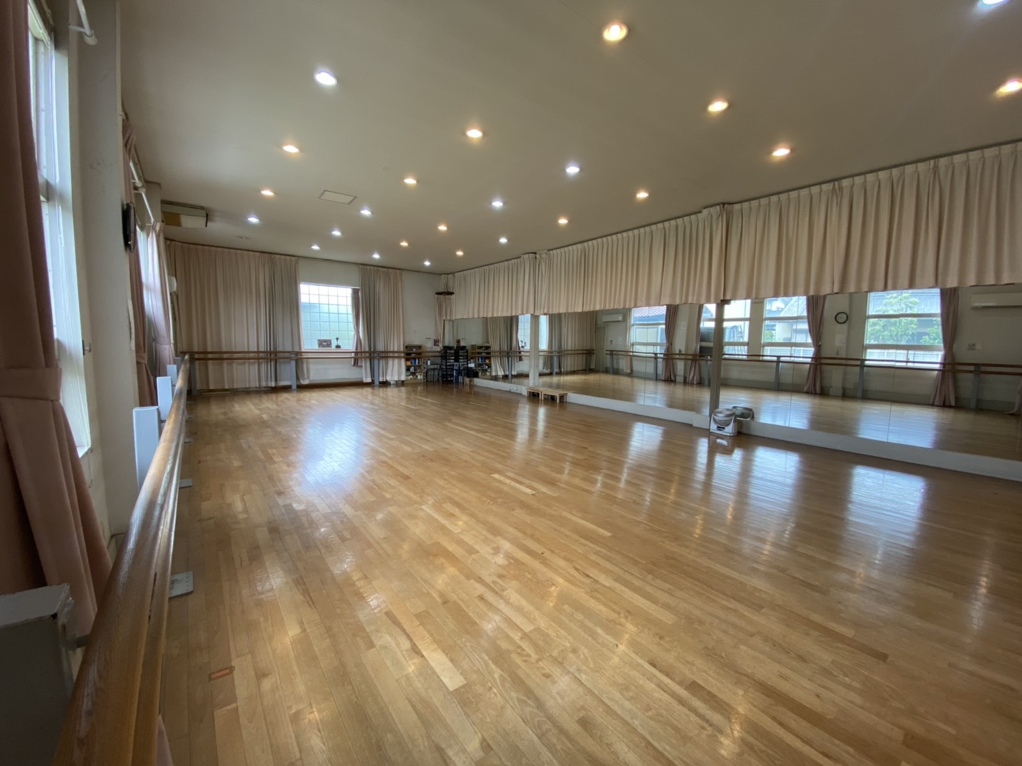 バレエ専用の床と高い天井のスタジオ